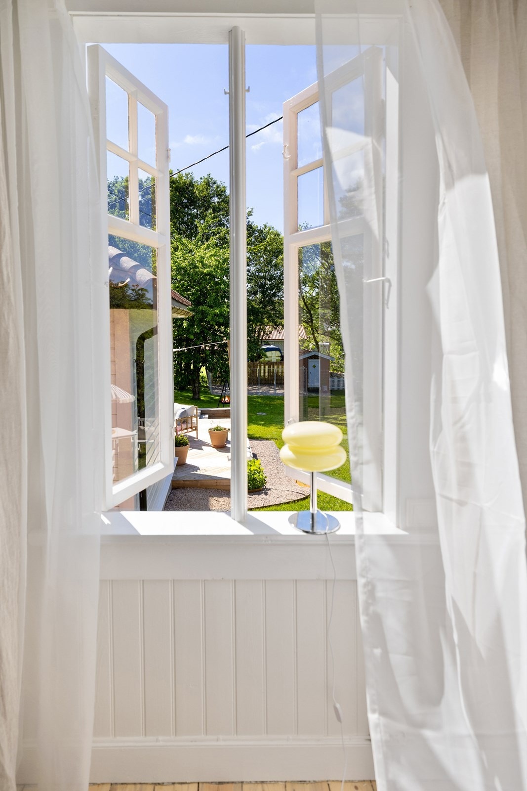 Fra annekset er det vakker utsikt mot hagen. Galleribilde