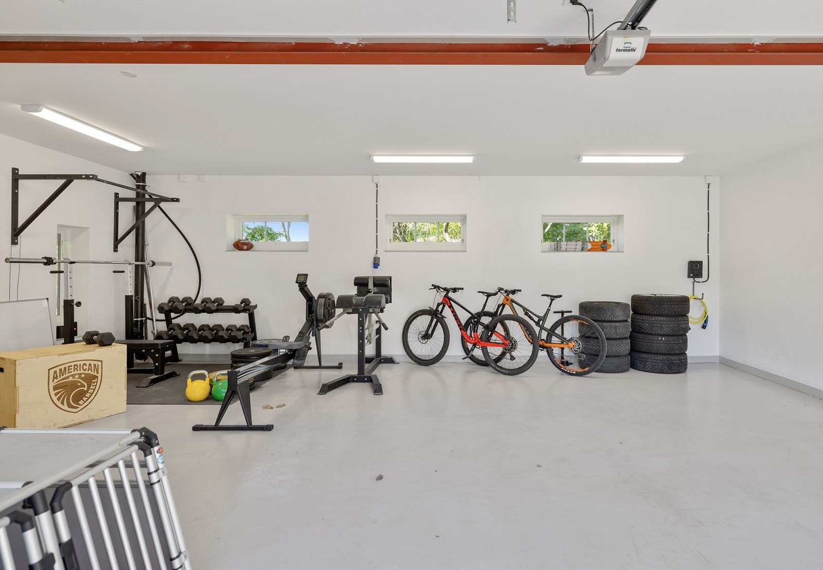 I dag er det innredet en treningsrom i garasjen i tillegg til et eget verksted. Det er el-billader montert i garasjen. Galleribilde