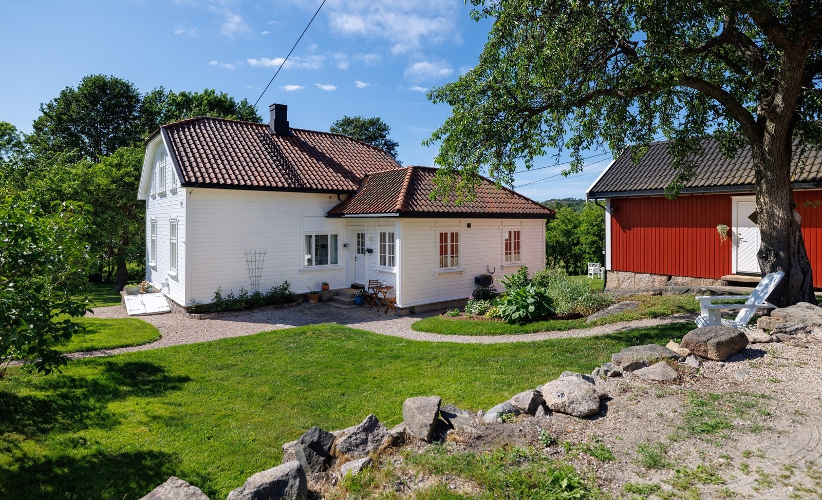 Etter å ha blitt endret i årenes løp, ble det i 1998 bygd et tilbygg i opprinnelig stil med helvalmet tak og kryssportvinduer. Galleribilde