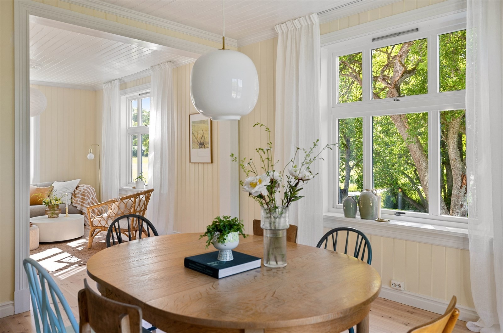 Begge stuene er malt i en varm gultone og denne fargen gir rommene en ekstra fin glød når sollyset strømmer inn i rommene på ettermiddagen. Galleribilde