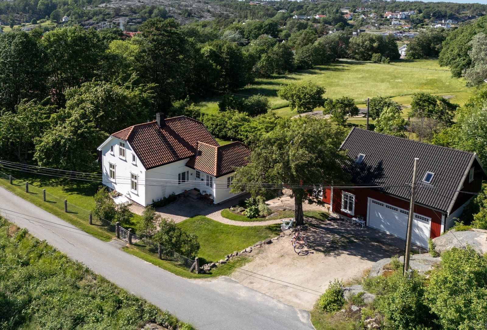 Langs veien står gamle gjerdestolper av granitt. Galleribilde