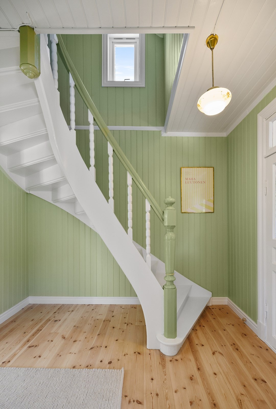 Trappen er som et smykke sentrert i boligen. Galleribilde