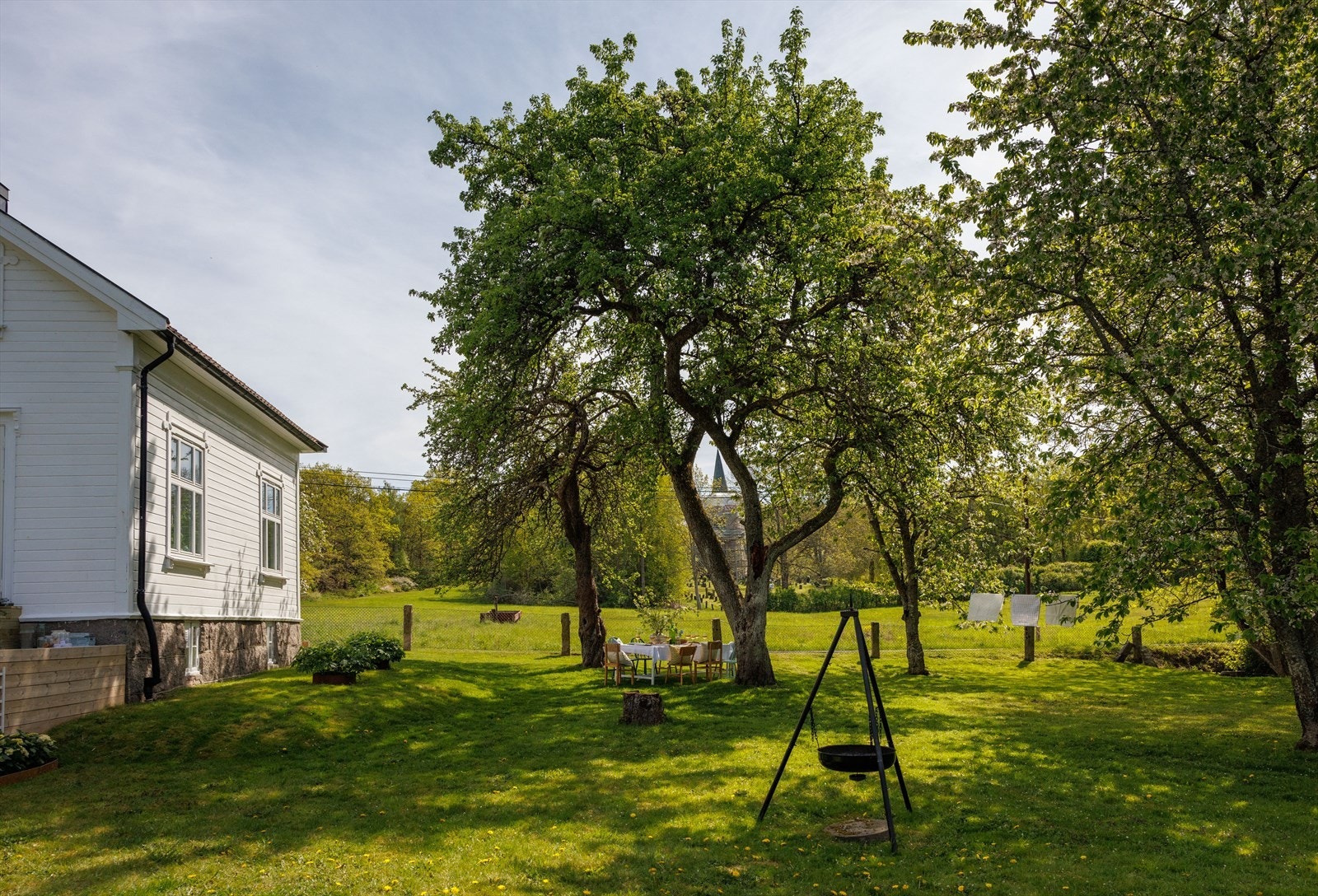 Terrenget skråner svakt vestover og den store gressplenen bølger seg fint nedover i samme retningen. Tomten er på hele 2 mål! Galleribilde