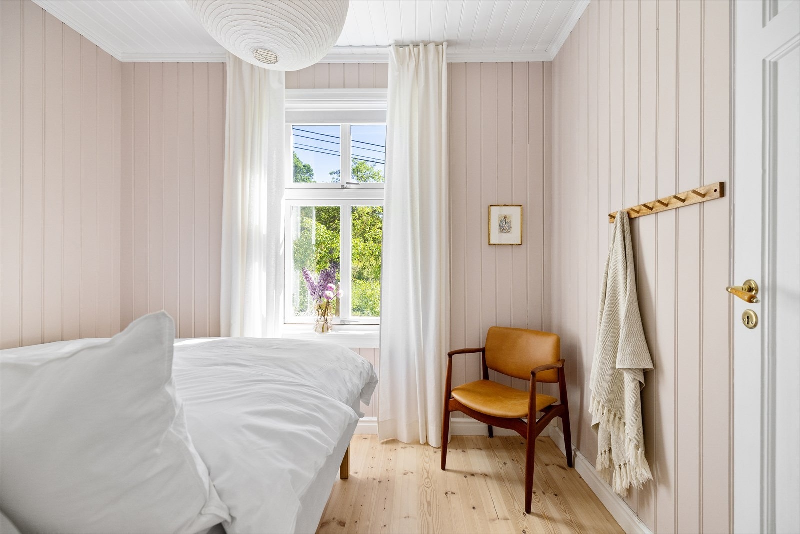 Takhøyden i første etasje er 2,7 m. Dette soverommet er sørvendt og har flott lys inn i rommet. Galleribilde