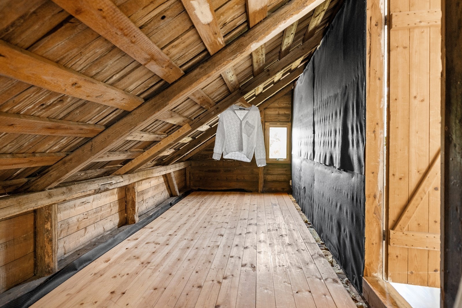 Kneveggene avgrenser nemlig rommene unødvendig og har et godt bruksareal og allerede små vinduer som gir lysinnslipp. Hvis man åpner dem blir det frigjort masse plass og man kan lage en ny rominndeling. Galleribilde