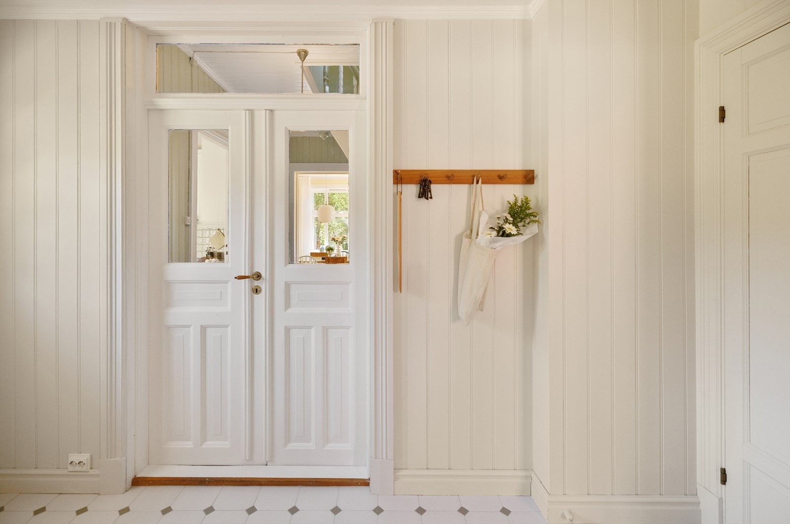 Det er pene detaljer i boligen som her den originale tredøren mellom hovedbolig fra 1909 og tilbygget fra 1998. Galleribilde