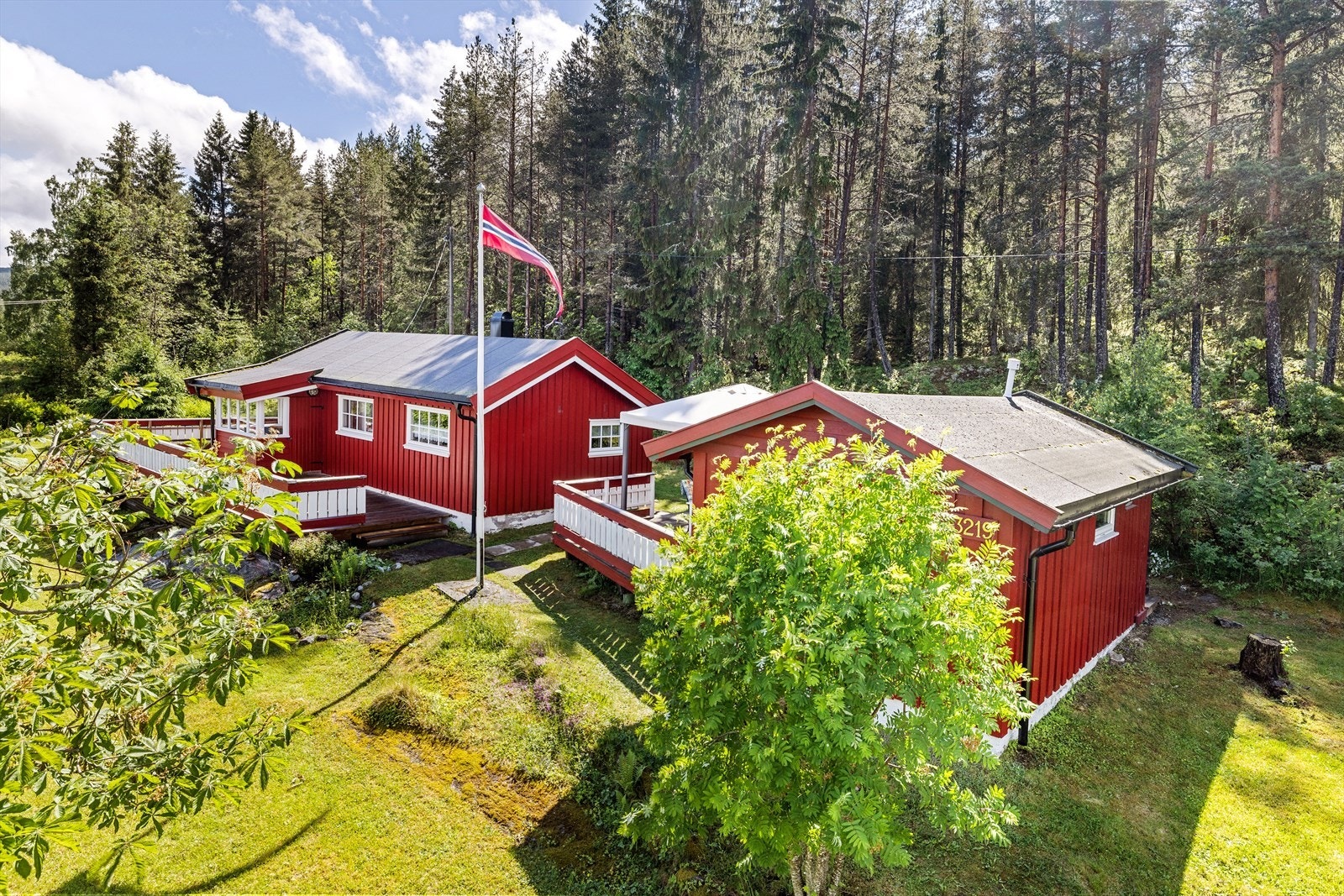 Eiendommen består av hytte og uthus. Galleribilde