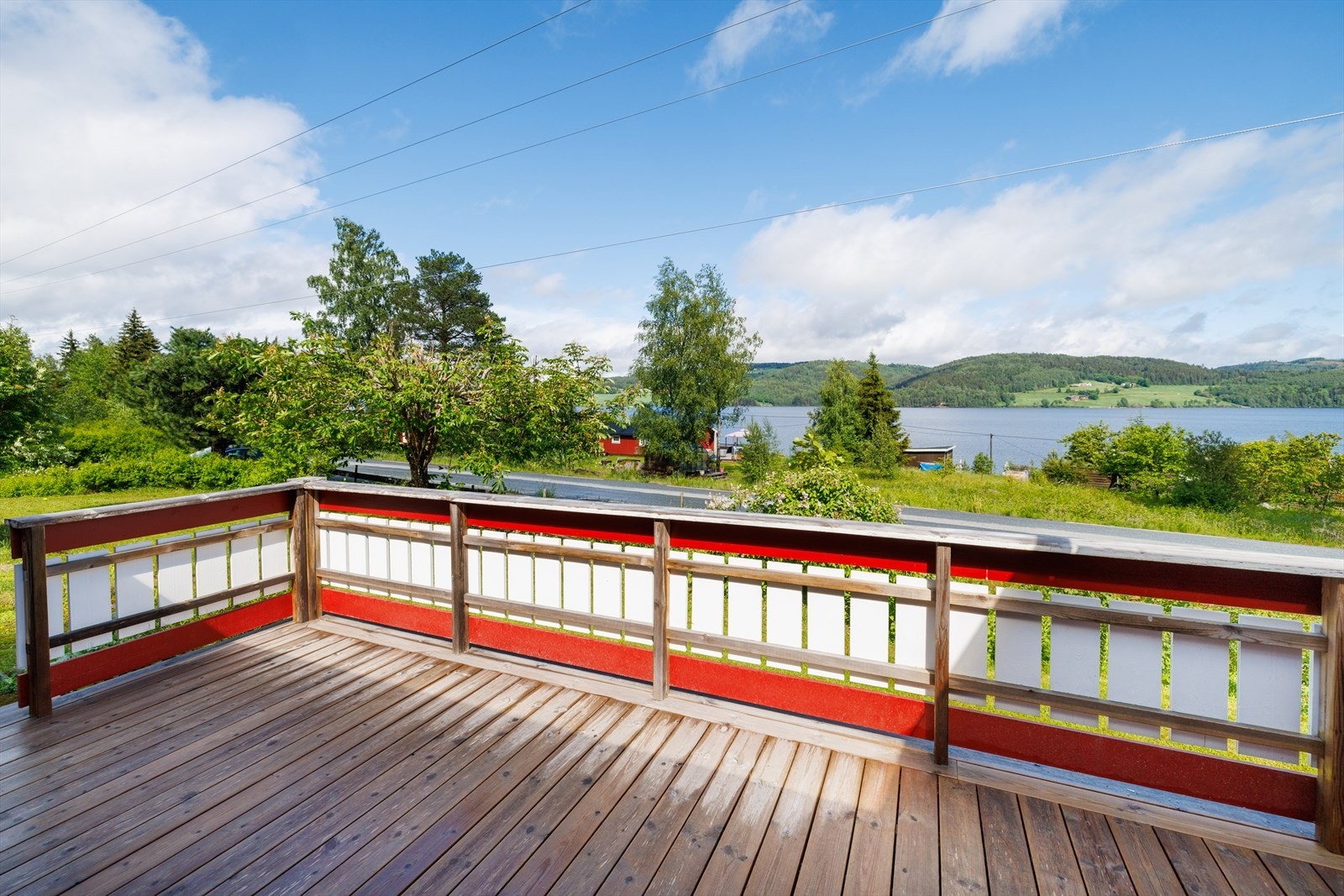 Stor terrasse både på hytta og på uthuset. Galleribilde