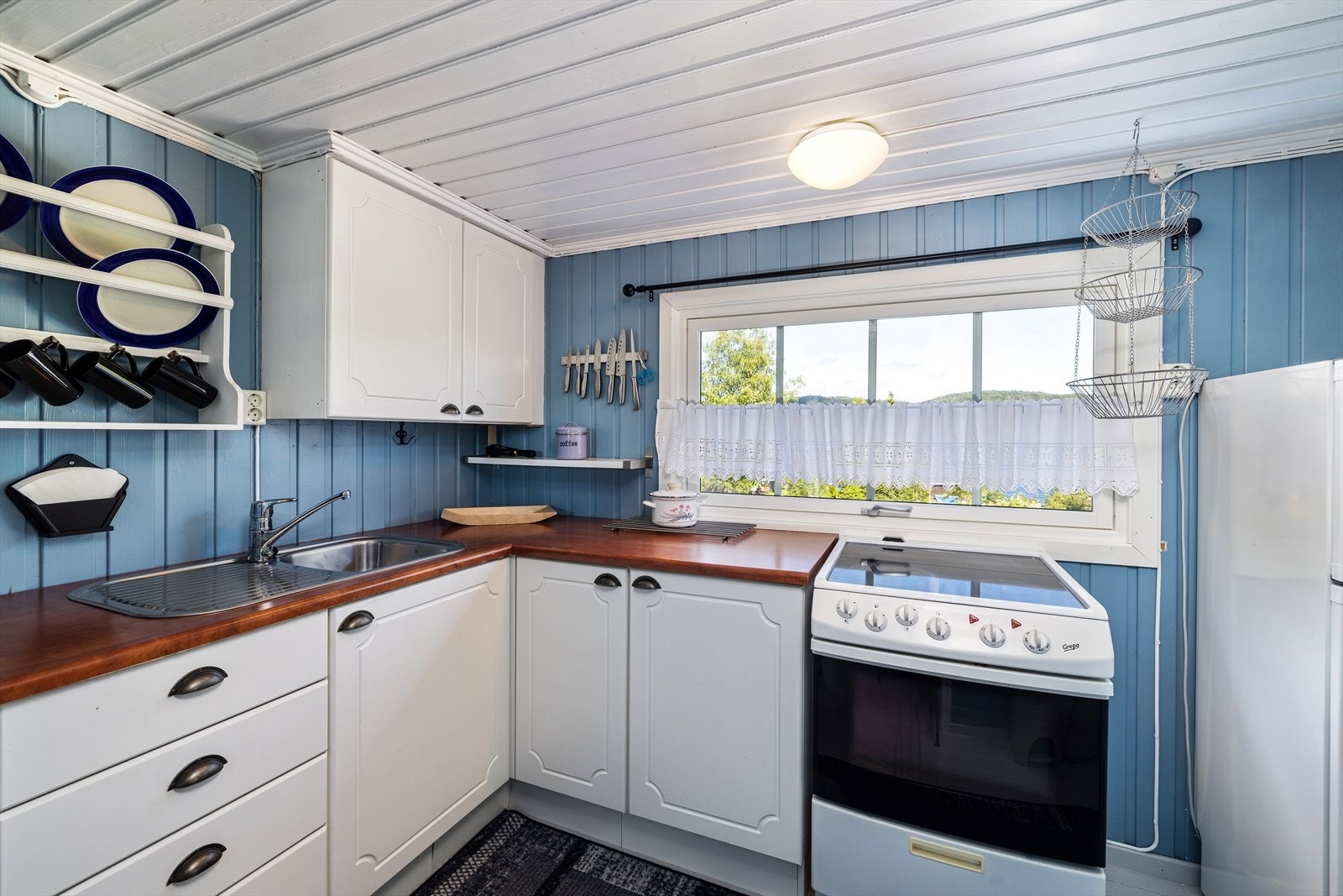 Det er utsikt til fjorden fra kjøkkenvindu også. Galleribilde