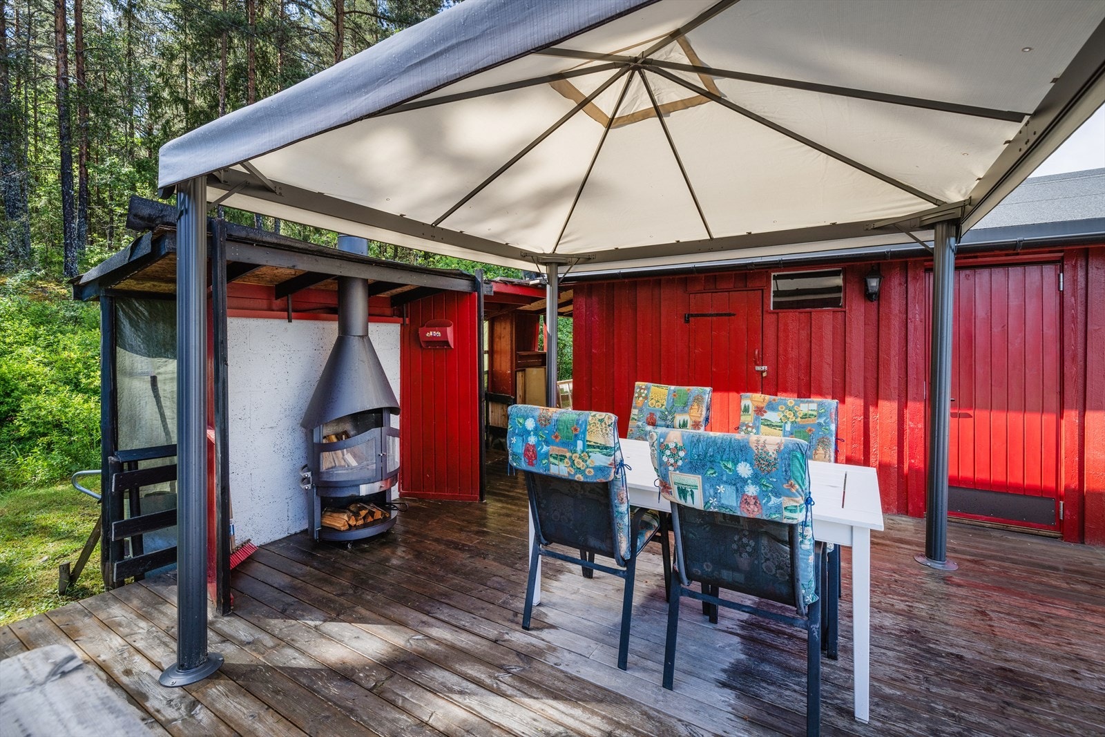 Peisovnen /grillen følger selvsagt med i handelen. Galleribilde