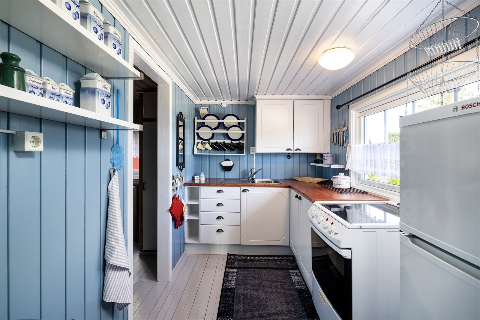 Hyggelig kjøkken i samme stil som stuen hvor alt inventar følger med. Galleribilde