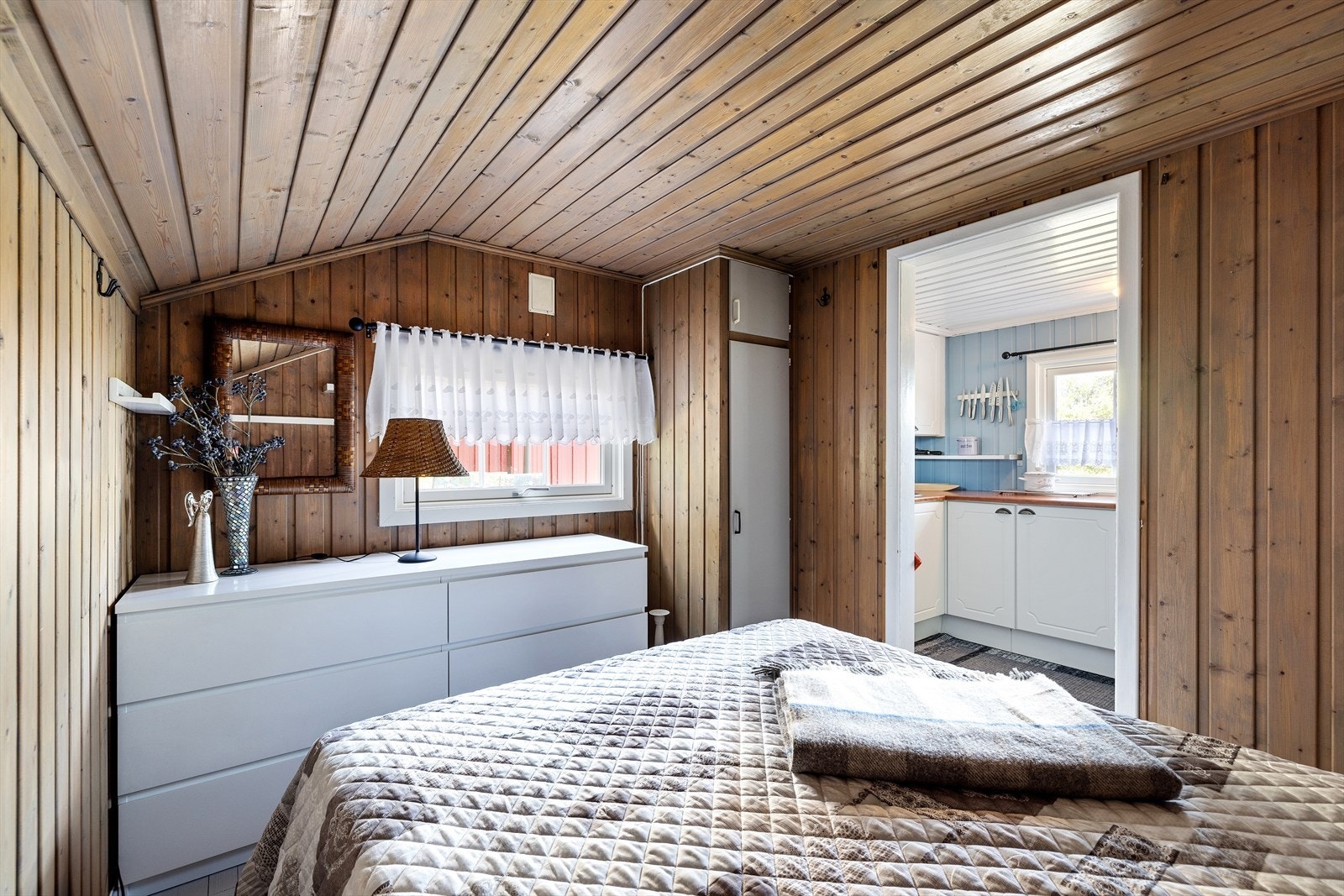 Soverommet er plassert rett innenfor kjøkkenet. Galleribilde