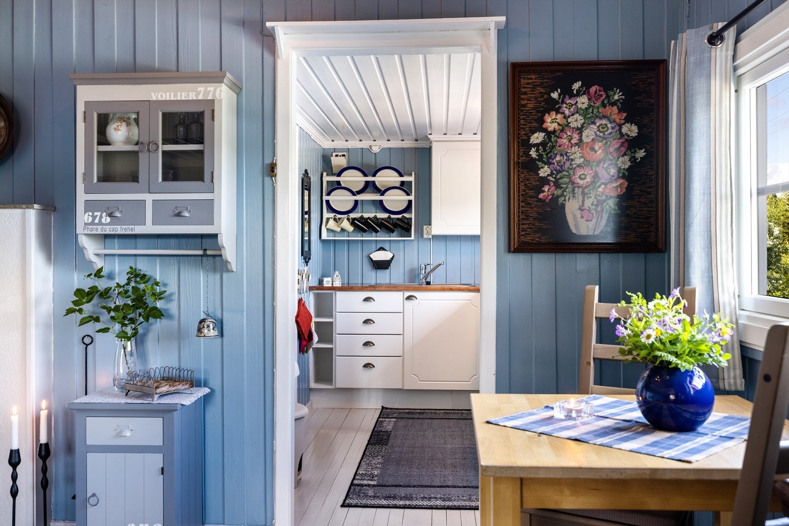 Hytta har fantastisk god atmosfære og alt inventar følger med i salget. Galleribilde