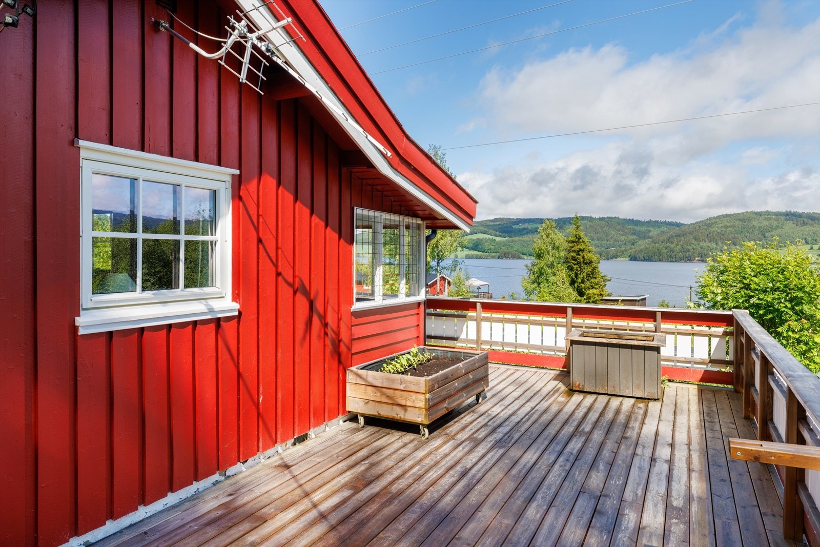 Vinkel terrassen på hytta går både mot vest og sør. Galleribilde