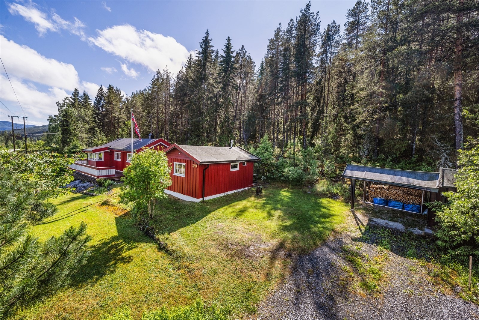 Det er felles adkomst med naboeiendommen. Galleribilde