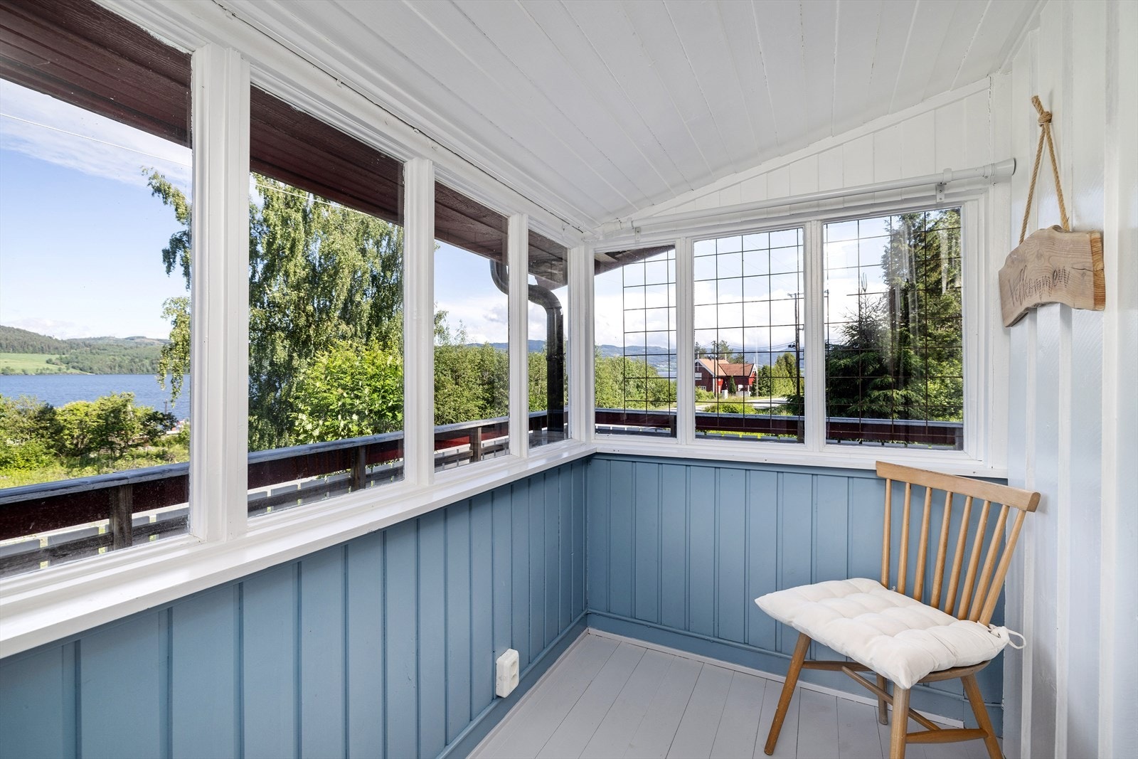 Hyggelig overbygget og innglasset inngangsparti. Galleribilde