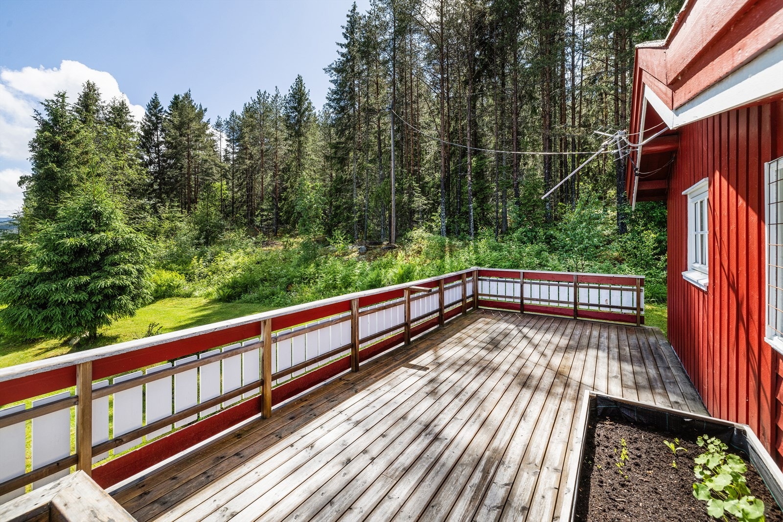 På sommerstid har man sol på denne terrassen grytidlig :) Galleribilde