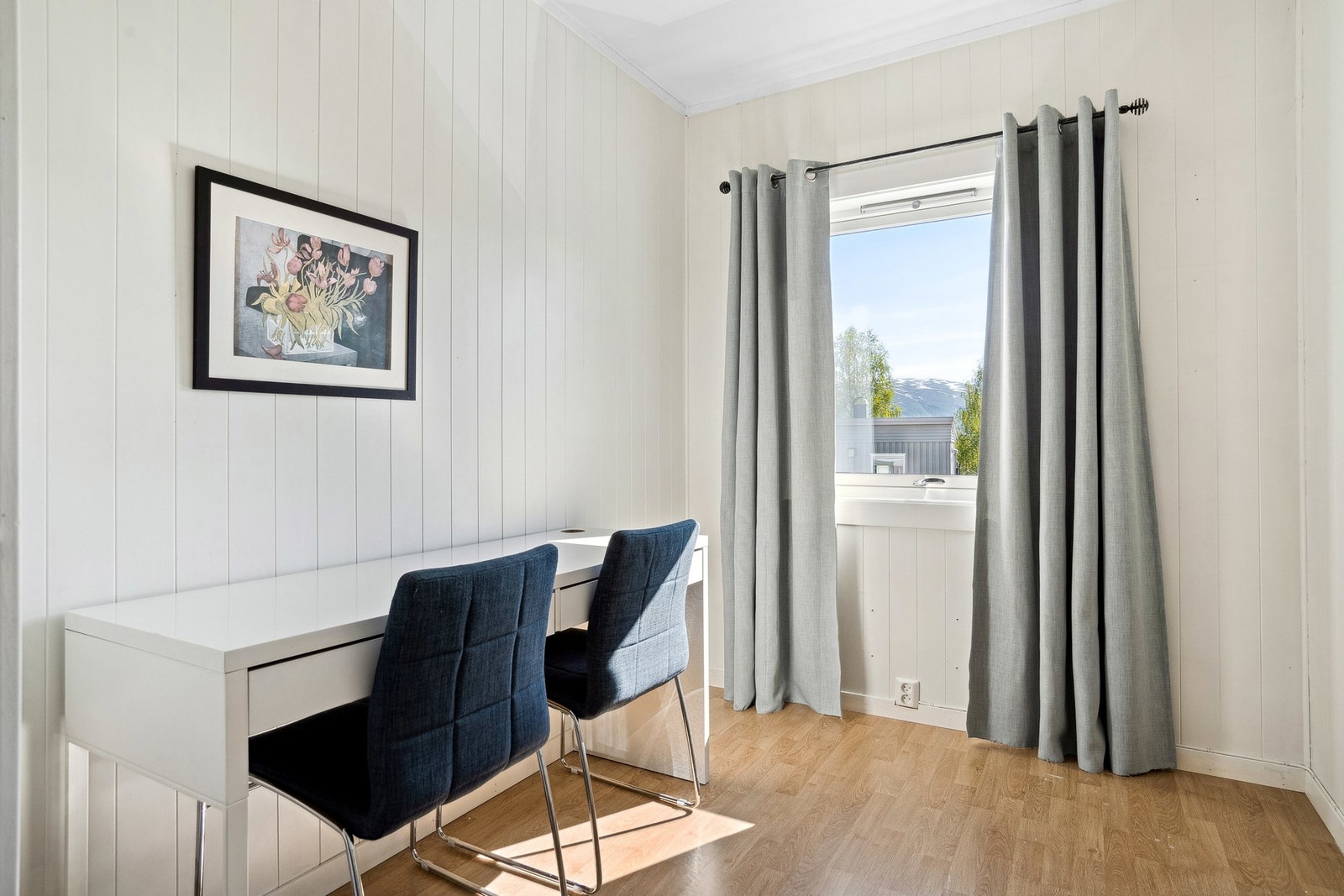 Lyst og velholdt soverom, som veder mot øst. Galleribilde
