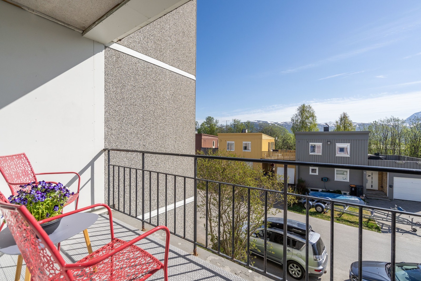Fra stue er det utgang til balkong både mot øst og mot vest. På bildet er balkongen mot øst. Galleribilde
