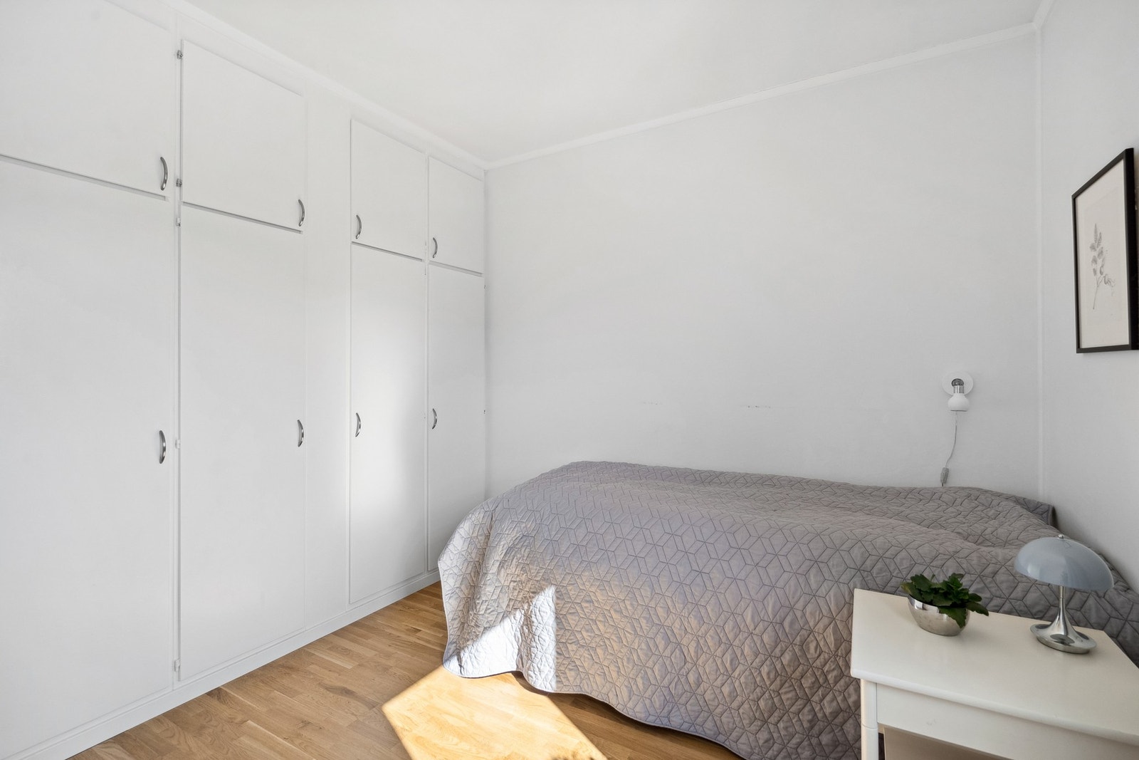 Hovedsoverom er lyst og innredet med plassbygde garderobeskap. Galleribilde