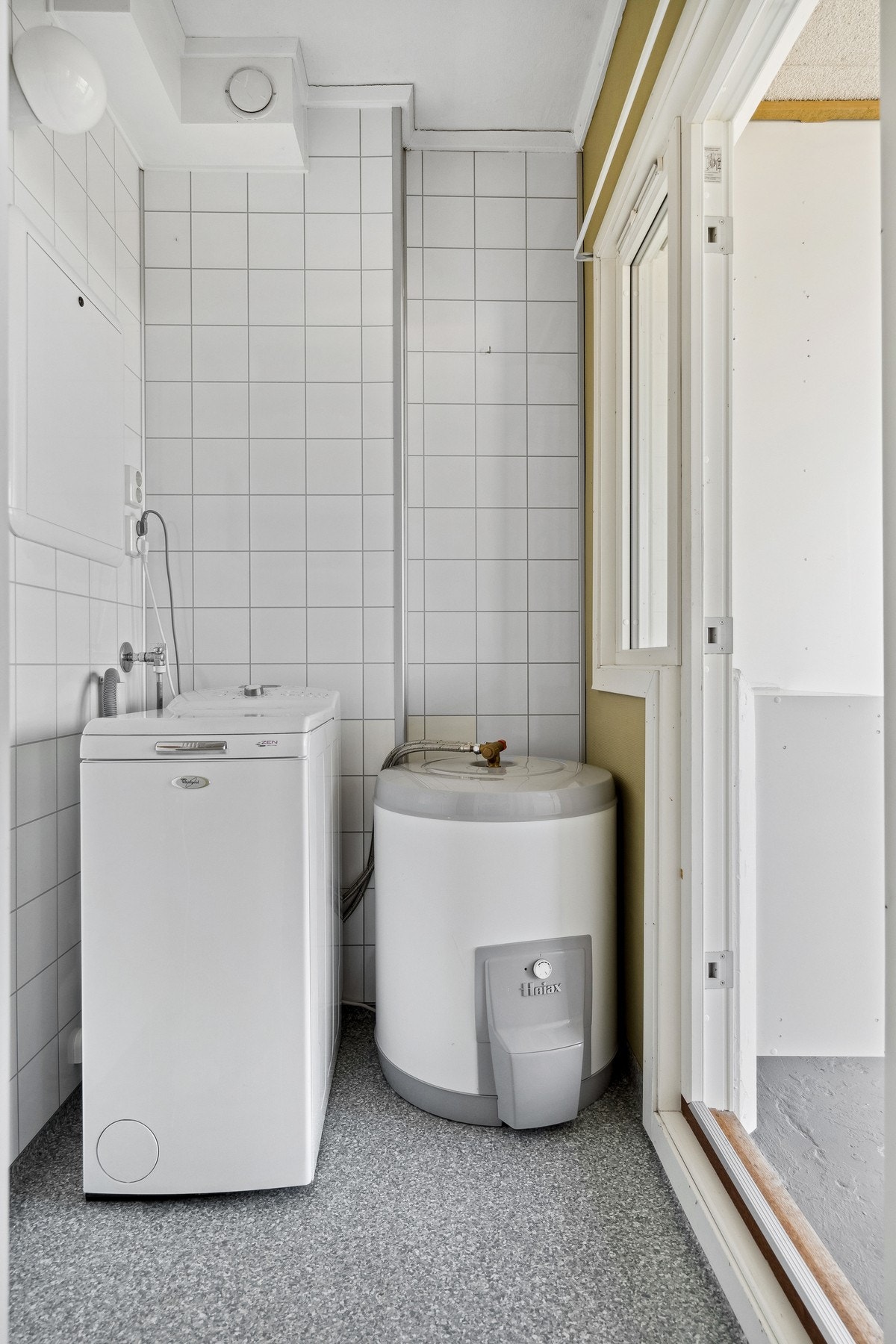 Vaskerommet er lyst og har opplegg for vaskemaskin. Utgang til balkong mot vest gjennom vaskerom. Galleribilde
