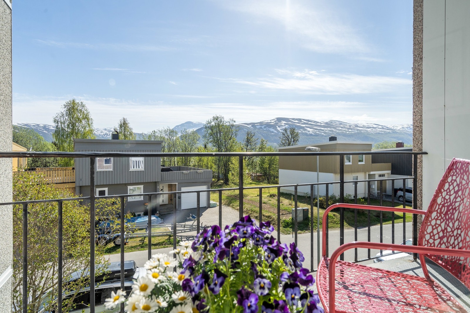 Her kan du nyte formiddagsolen og den nydelige utsikten mot Tromsdalesiden og Fløya. Galleribilde