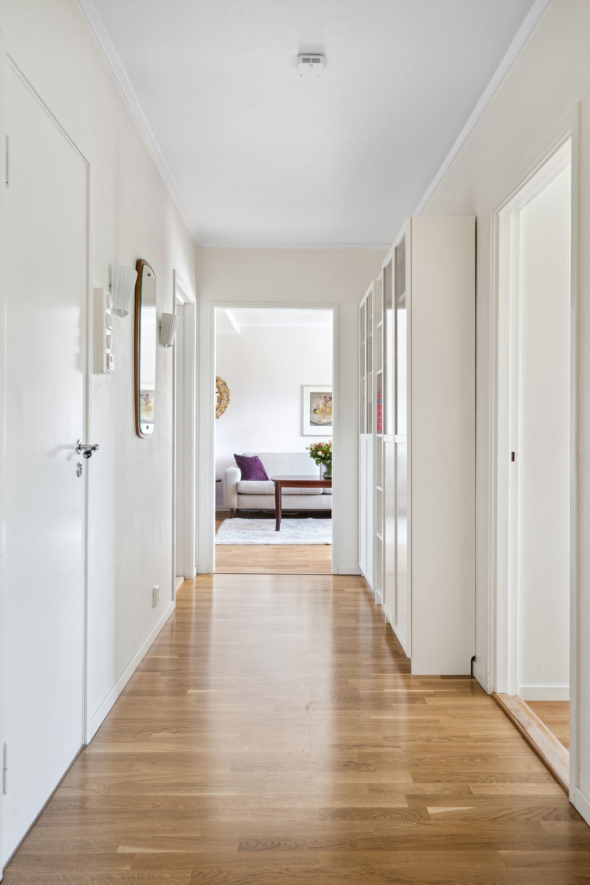 Gang med oppbevaringsplass og inngang til 2 soverom og bad. Galleribilde