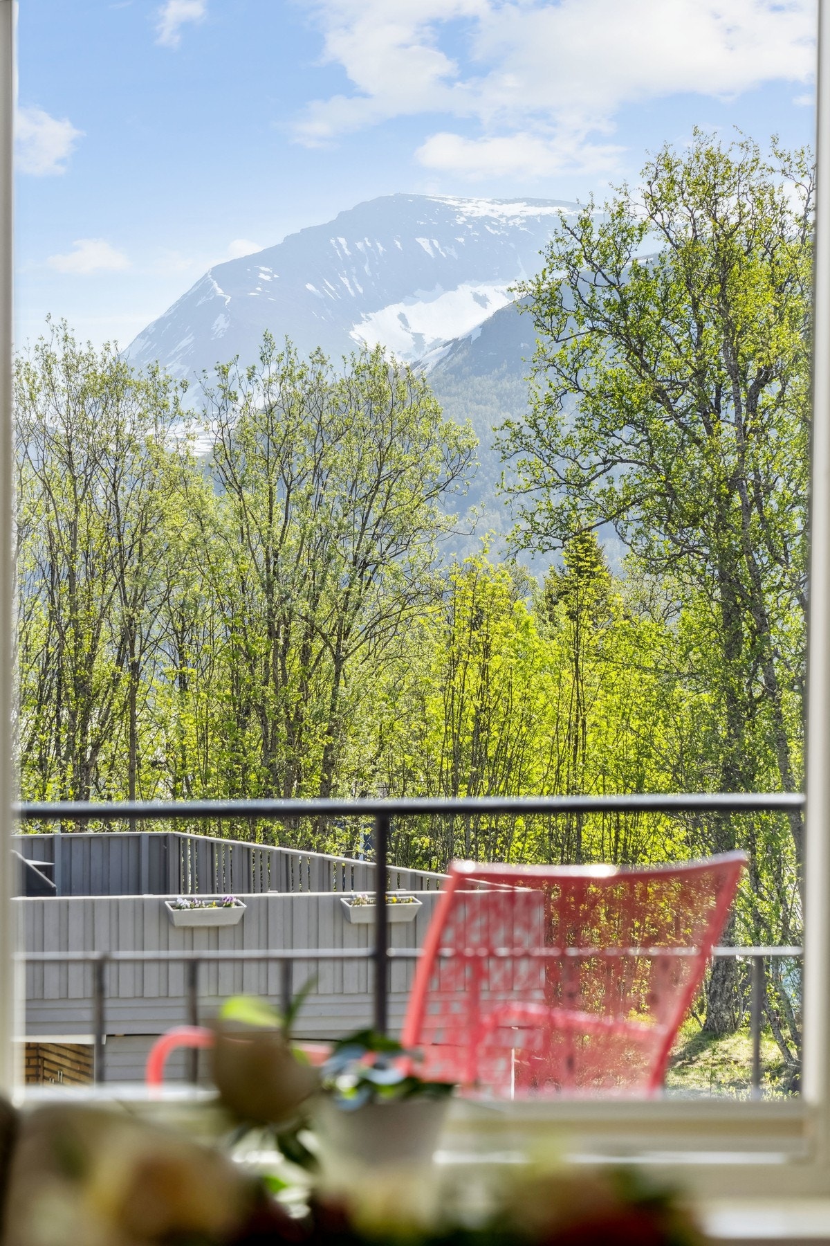 Utsikt fra stue mot Tromsdalstinden. Galleribilde