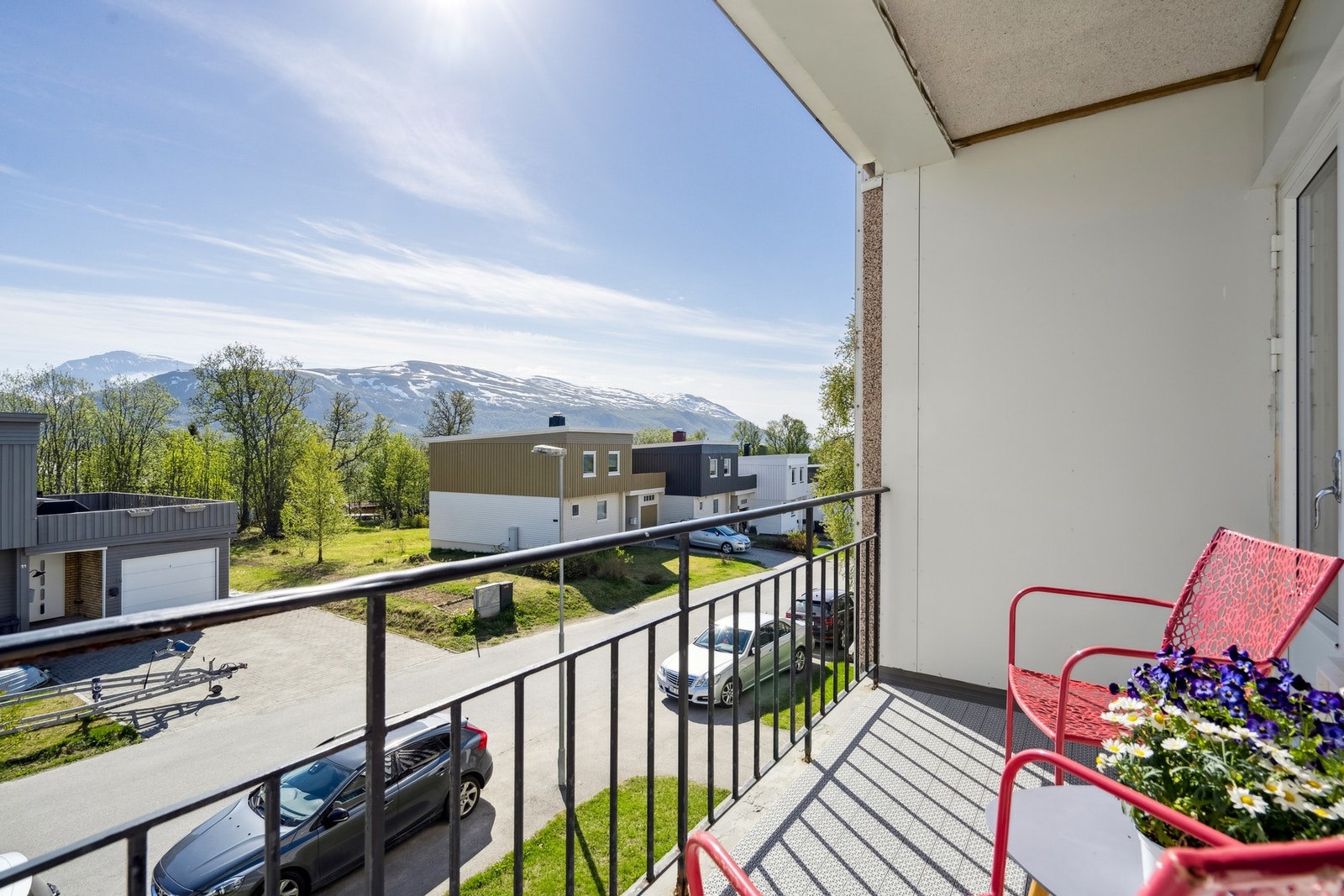 Balkongen vender mot en rolig gate. Galleribilde