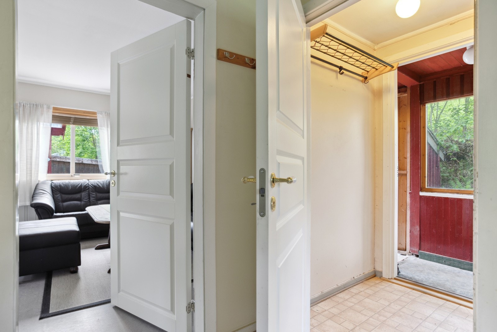 Fra entréen kommer man til en gang. Galleribilde