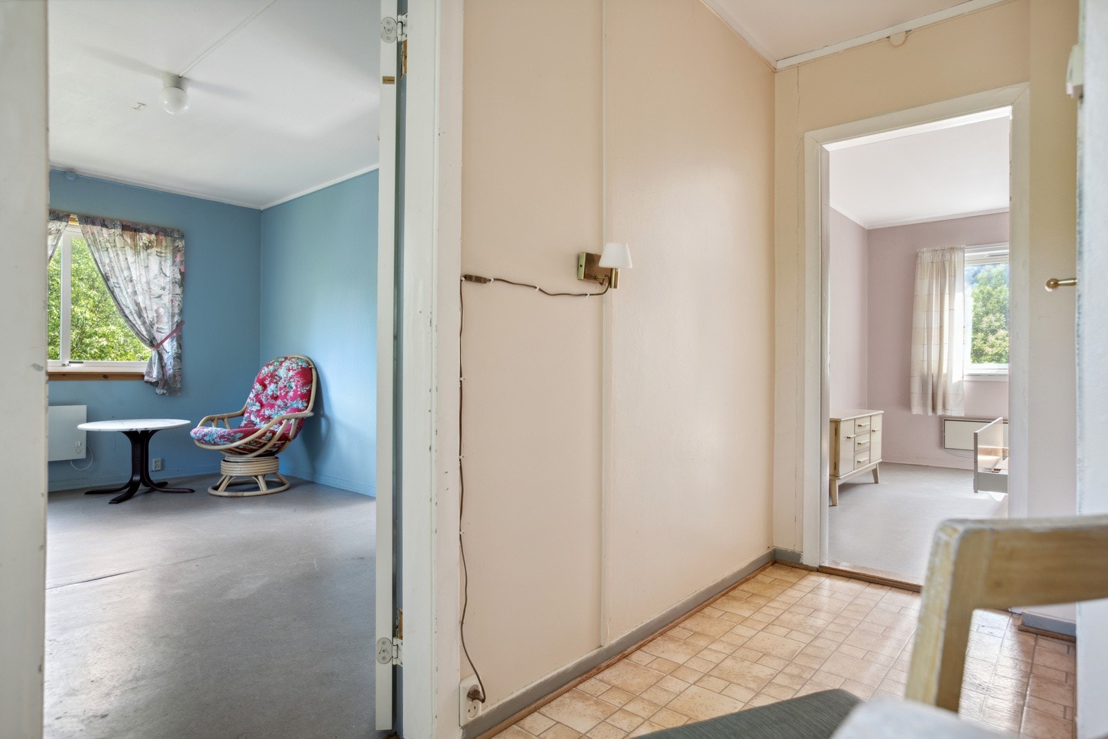 Offentlig transport ligger ca 100m una. Der går linje 460. Galleribilde