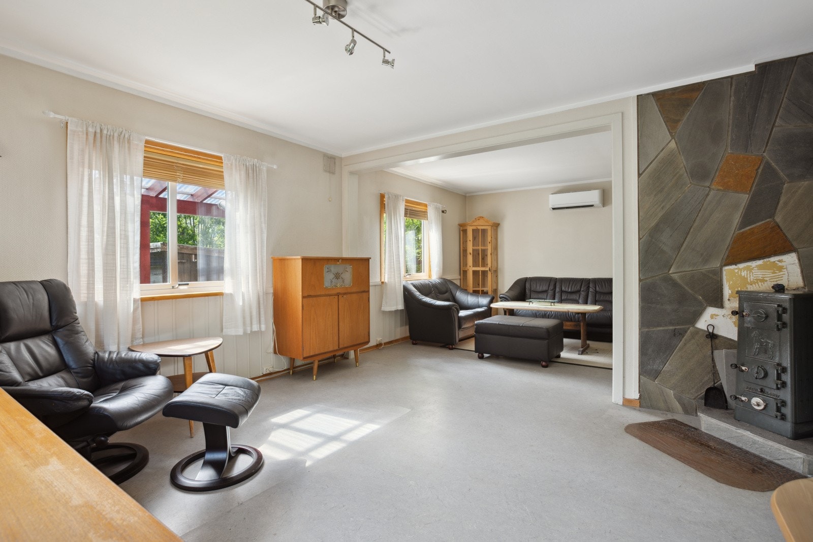 Varmepumpe samt peisovn i stue. Galleribilde