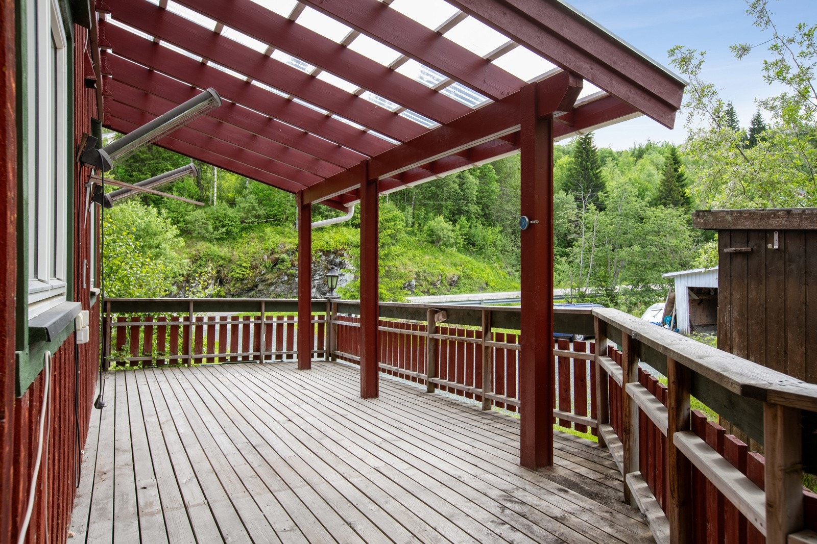 Utgang fra entré til sør-/vestvendt terrasse på 36 kvm som strekker seg rundt hjørnet av boligen. Galleribilde