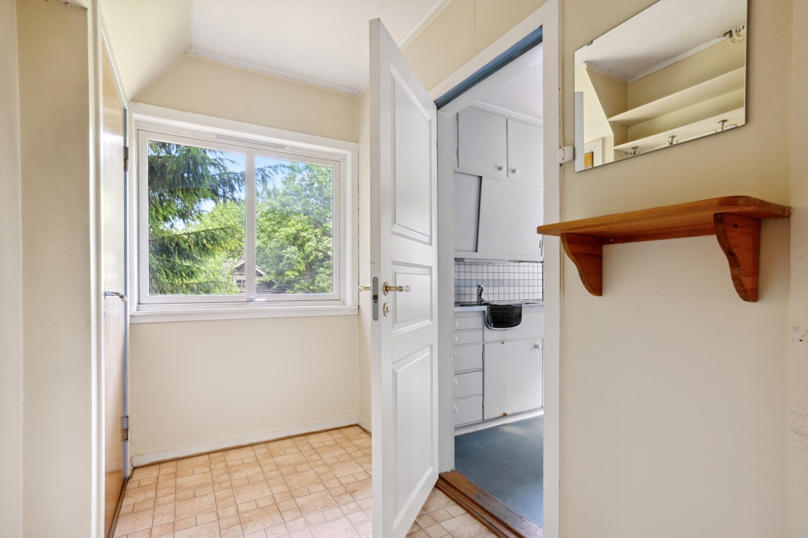 Fra gangen er det inngang til både kjøkken og stue. Galleribilde