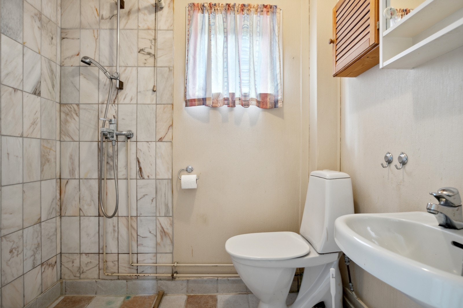 Fra trappeoppgangen kommer man først til et bad. Galleribilde