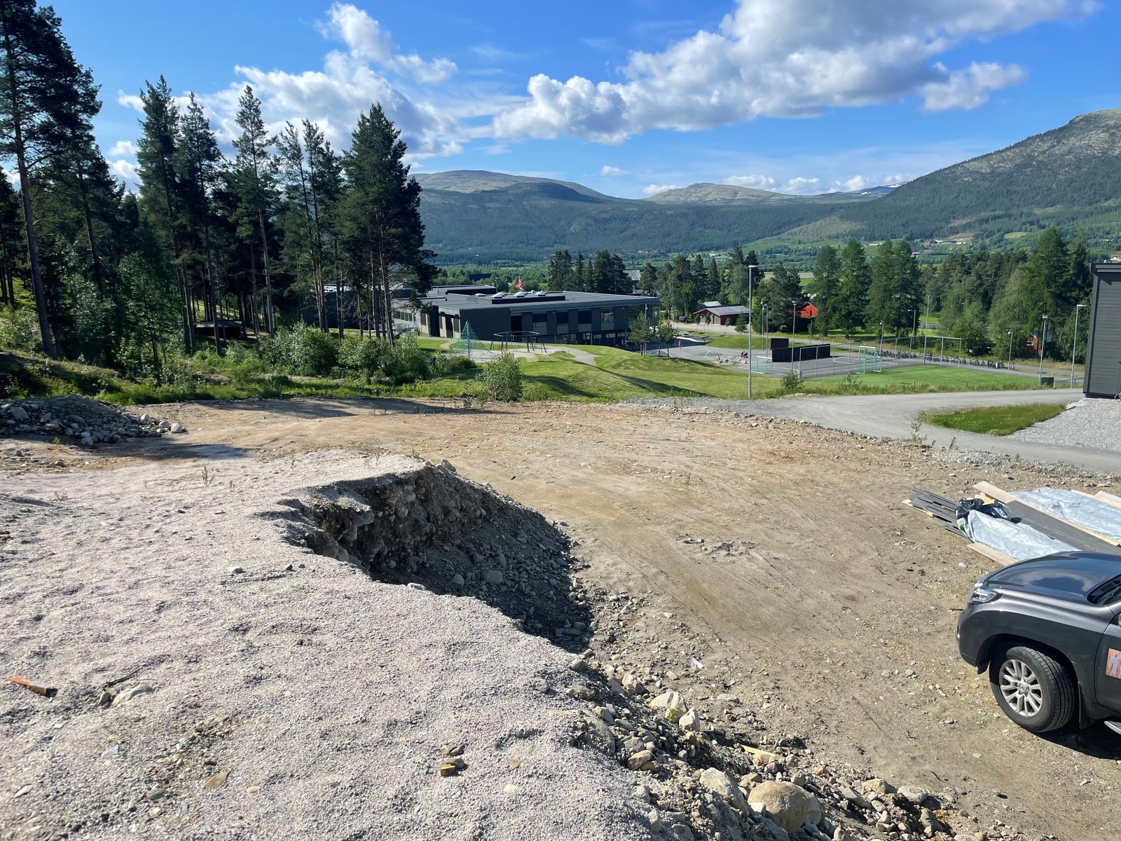 Skogen er nærmeste nabo på sørsiden av tomta og vil gi en skjermet beliggenhet Galleribilde