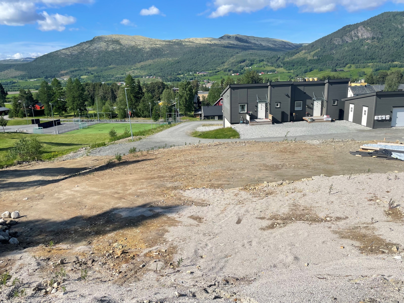 Flott utsikt fra tomta mot Baugsberget Galleribilde