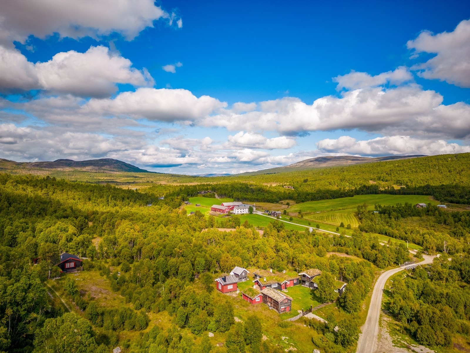 Det er ikke mer enn ca. 9 minutters kjøring fra tomten til døgnåpen landhandel. Galleribilde