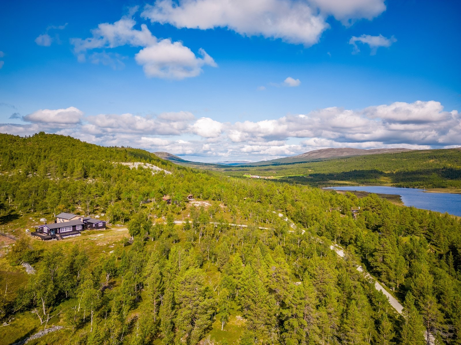 Tomten ligger i et skrånende terreng mot øst. Galleribilde