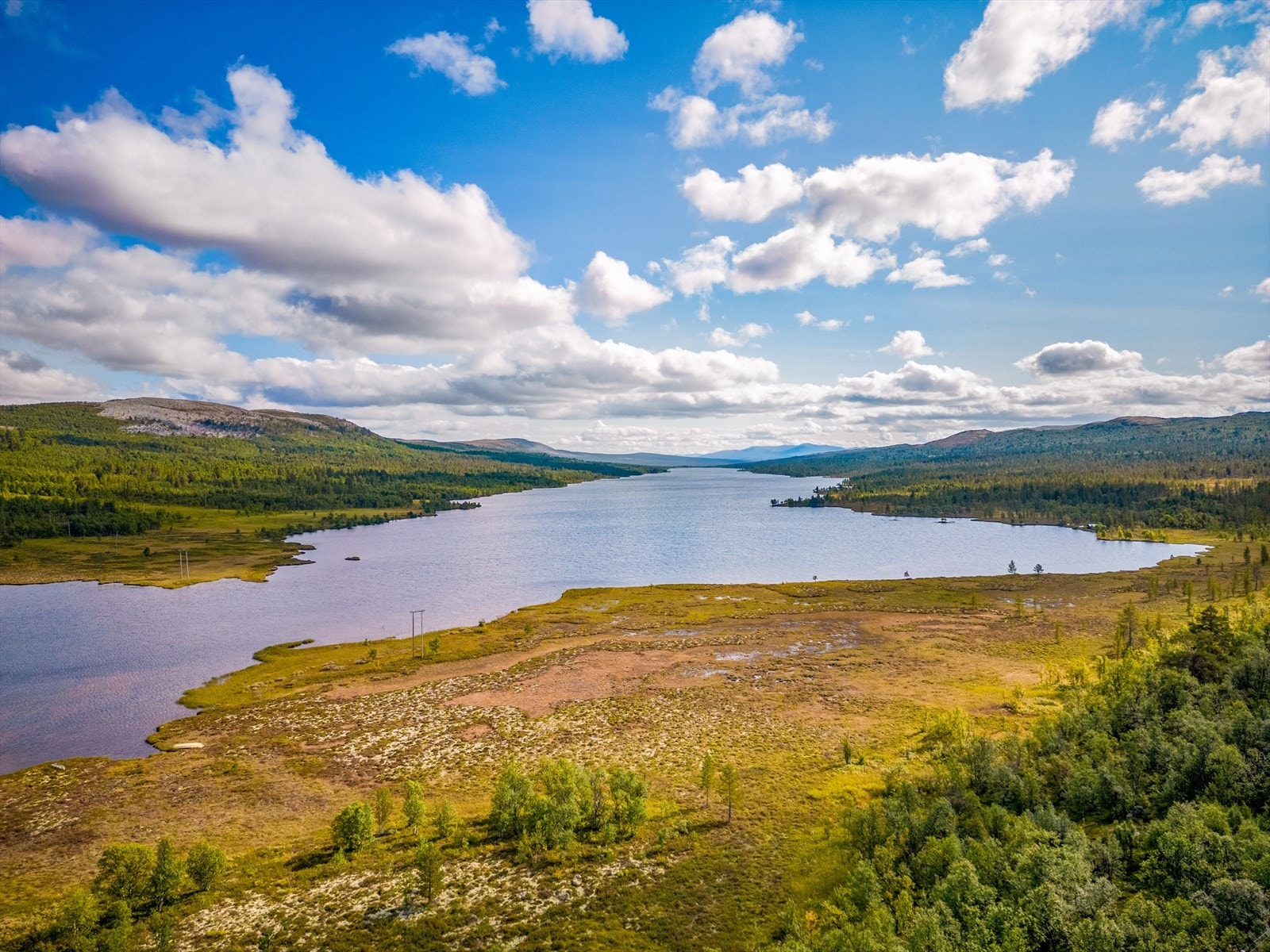 Fra tomten er det fin utsikt mot Siksjøen, Tufsingdalen og det vakre fjellandskapet rundt. Galleribilde