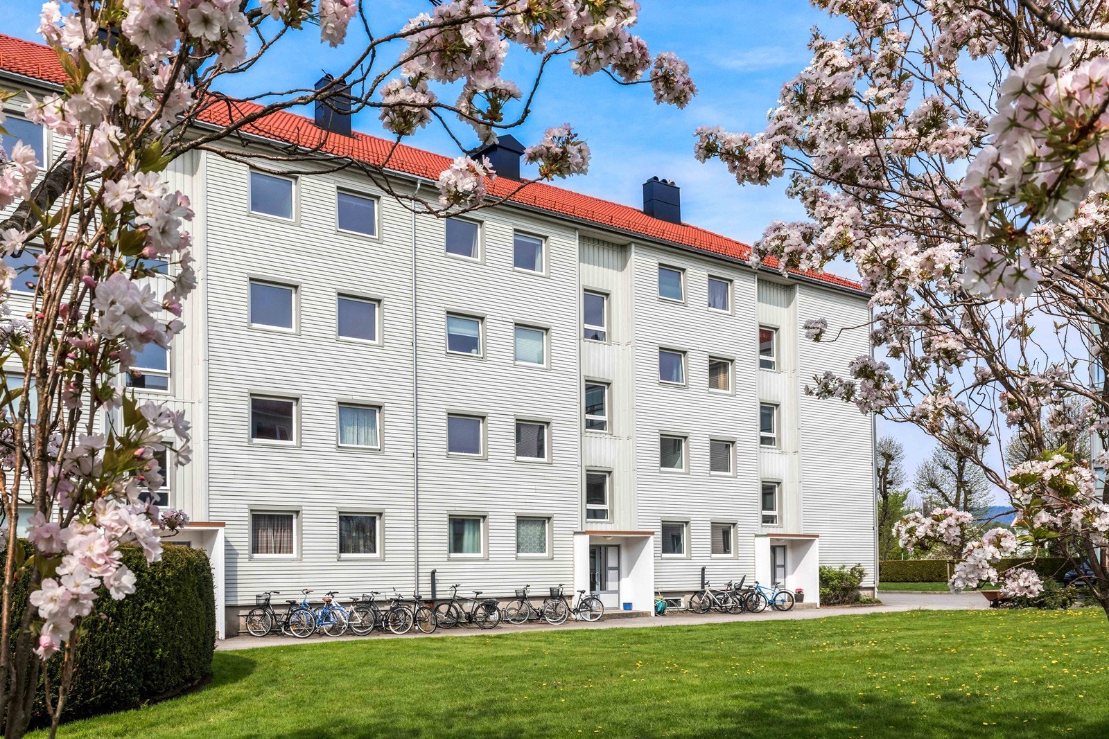 Fasade. Det er tre tilhørende boder. En stor på loftet og to i kjeller. Galleribilde