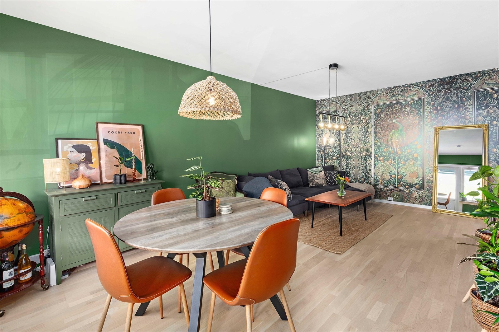 Leiligheten har nyere vinduer og terrassedør fra 2012 samt nyere vest-vendt innglasset balkong med gode solforhold. Galleribilde