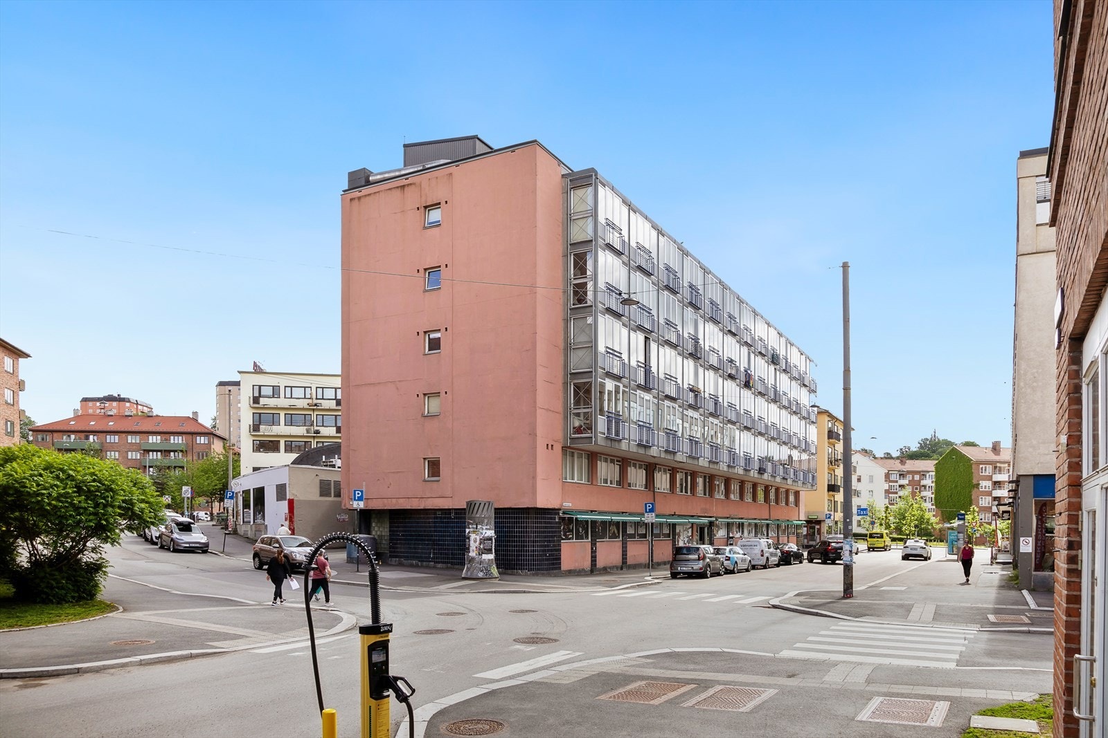 Leiligheten ligger veldig fint til i selve hjertet i Carl Berners plass. Galleribilde
