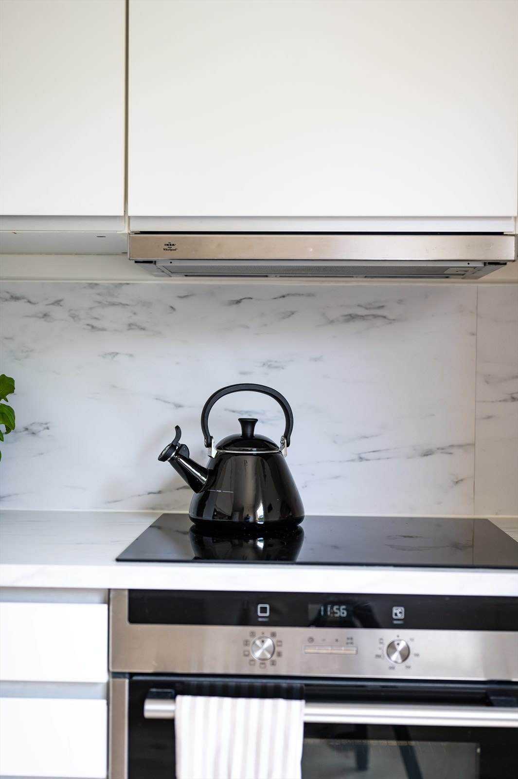 De integrerte hvitevarene består av platetopp, komfyr og oppvaskmaskin. Galleribilde