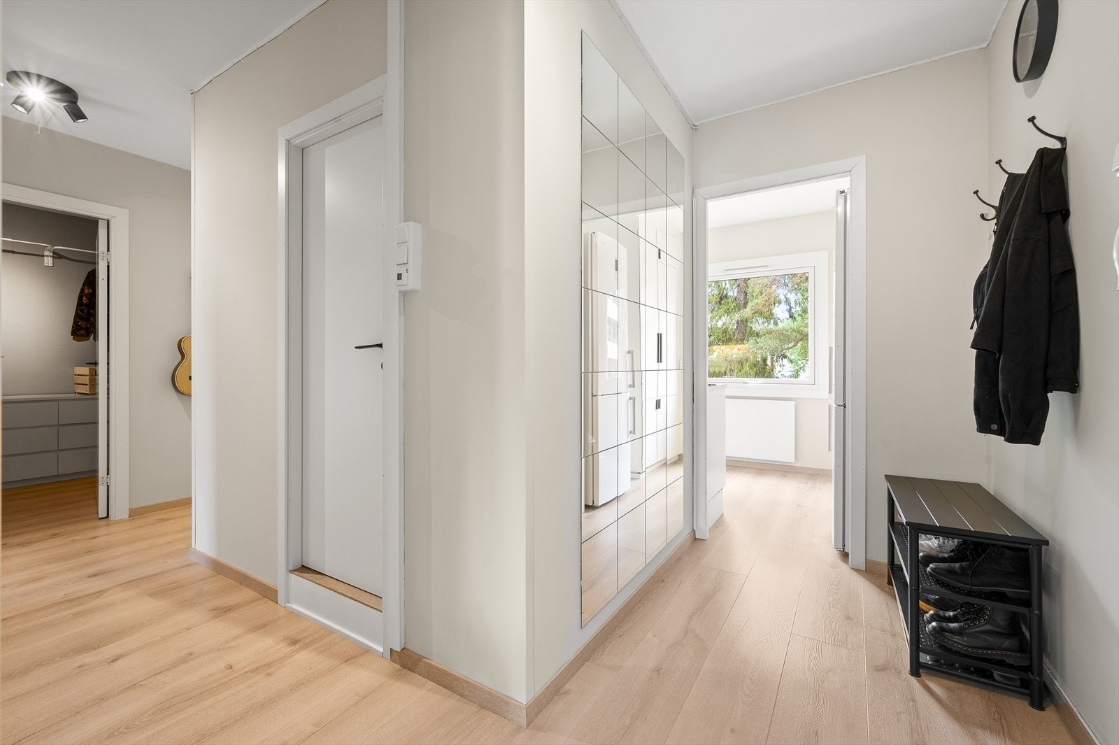 Hyggelig entré med direkte adkomst til alle rom. Galleribilde