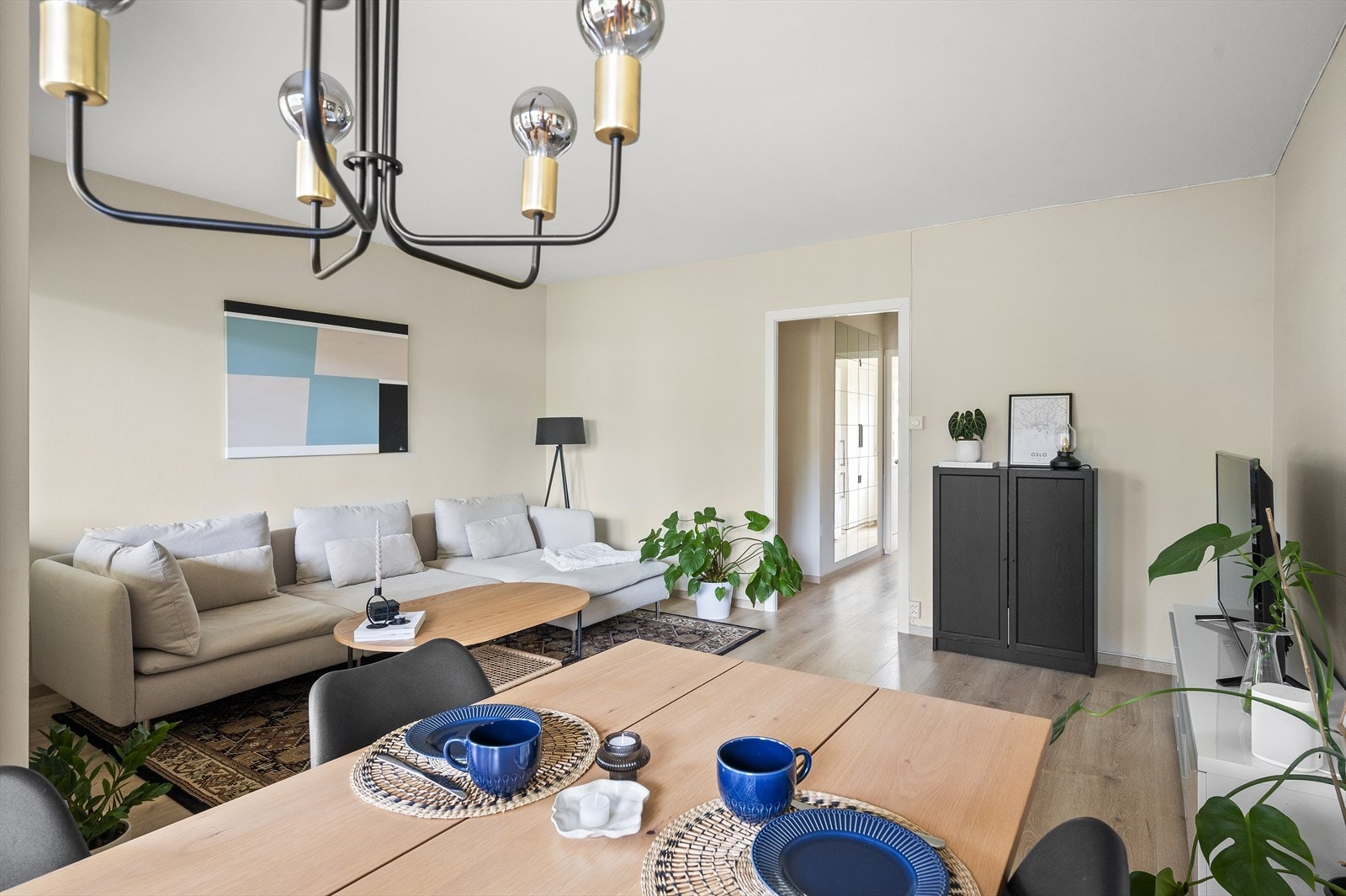 Himlingshøyde ca. 2,52 m målt i stue. Vinduer med trelags isolerglass, produsert i 2019. Galleribilde