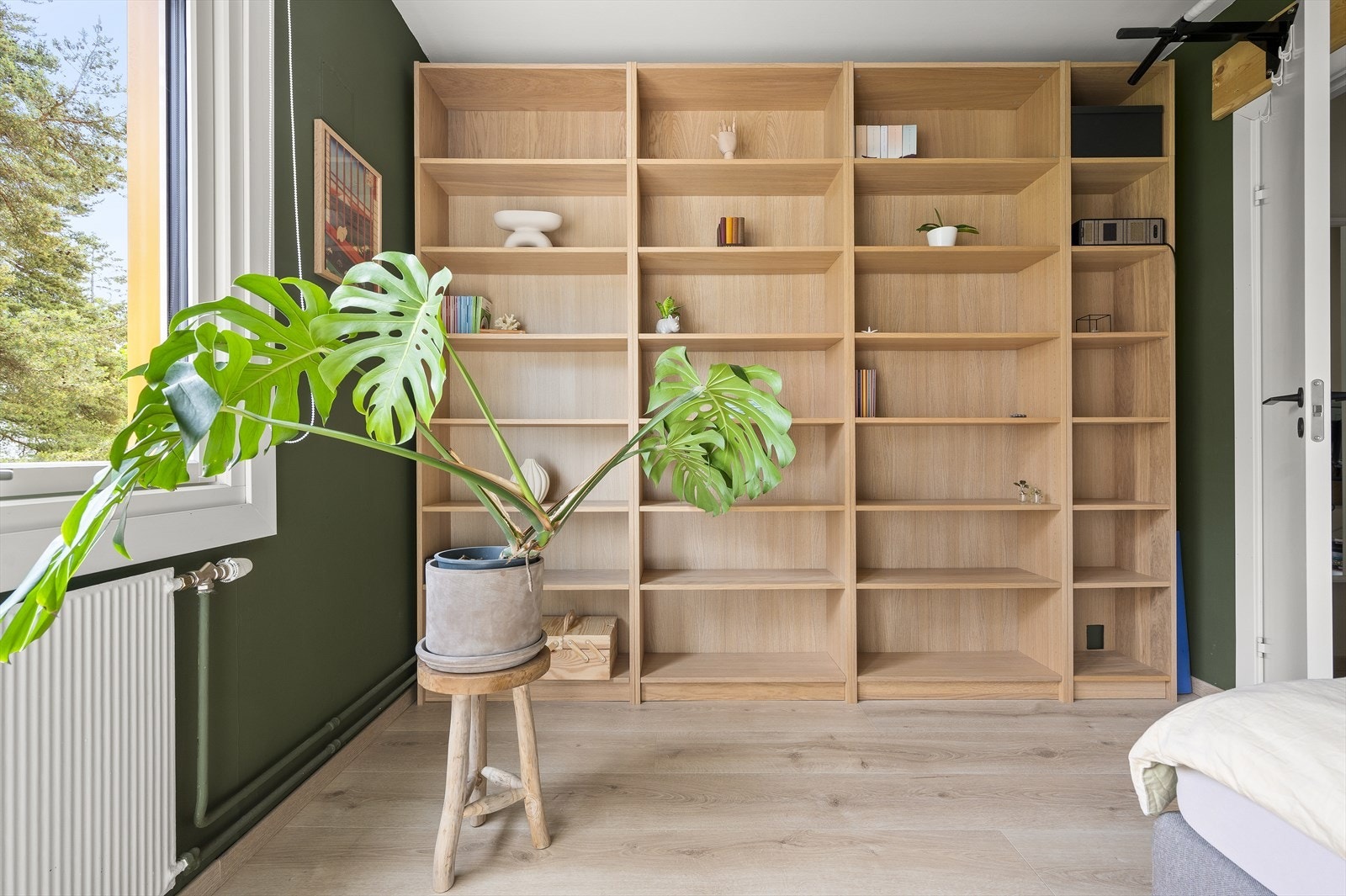 God lagring i bokhylle som medfølger salget. Galleribilde