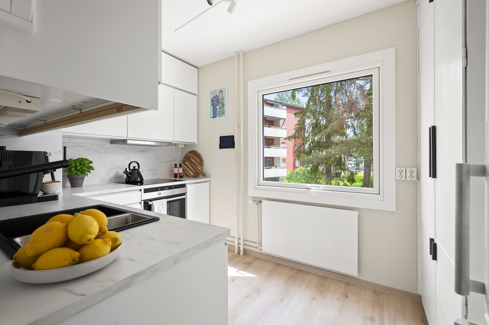 Adskilt kjøkken med plass til frokostbord ved vindu. Galleribilde