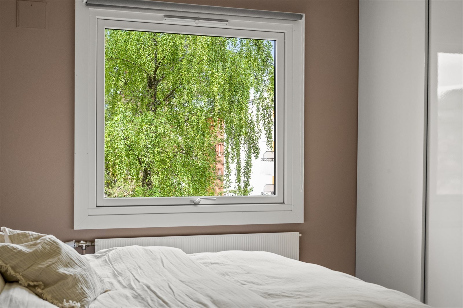 Stort vindu som gir godt med lys og fint utsyn mot grønne fellesarealer. Galleribilde