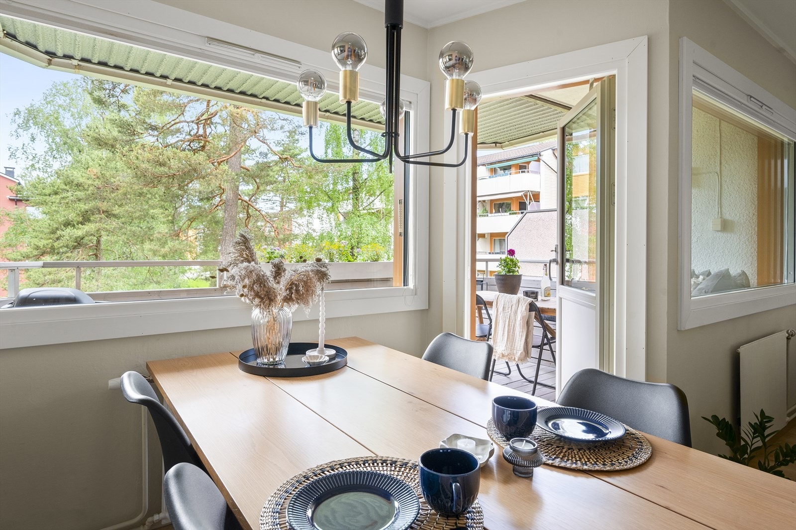 Med direkte adkomst ut til den vestvendte og solrike balkongen blir stuen fort forlenget under sommerhalvåret. Galleribilde